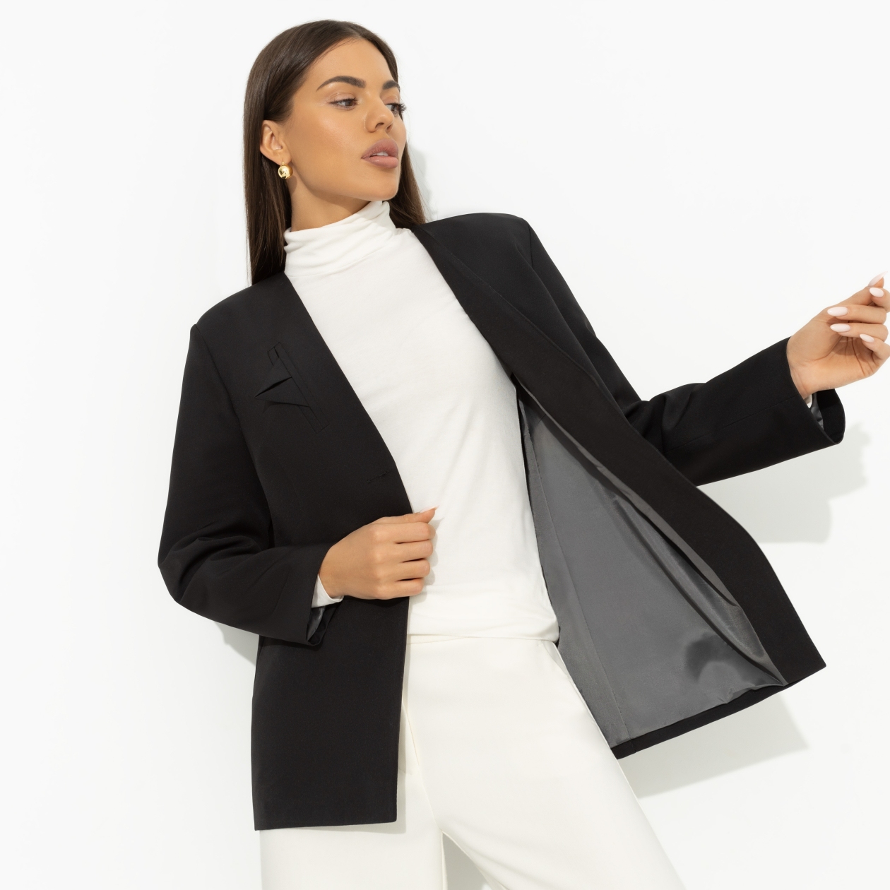 Жакет Власть в деталях (черный). Состав: 95% полиэстер, 5% эластан