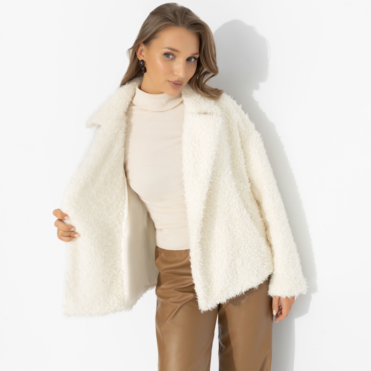 Слишком заметна (белый шоколад, oversize, 50-56). Состав: 100% п/э