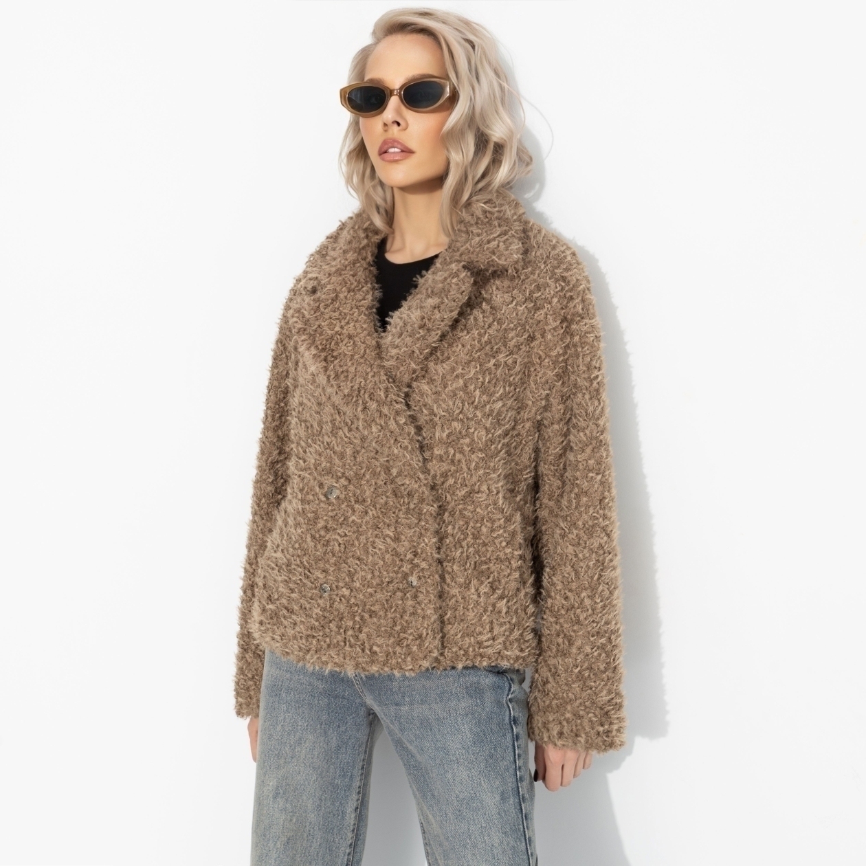 Слишком заметна (oversize, 42-48). Состав: 98% п/э, 2% спандекс