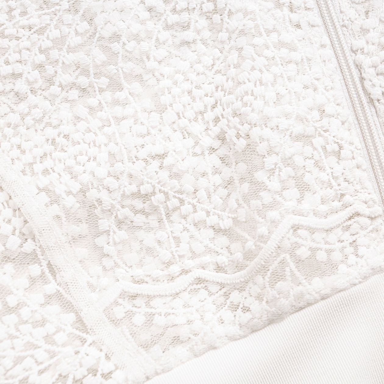 Бомбер Секрет смелости (белоснежный). Состав: 95% полиэстер, 5% спандекс