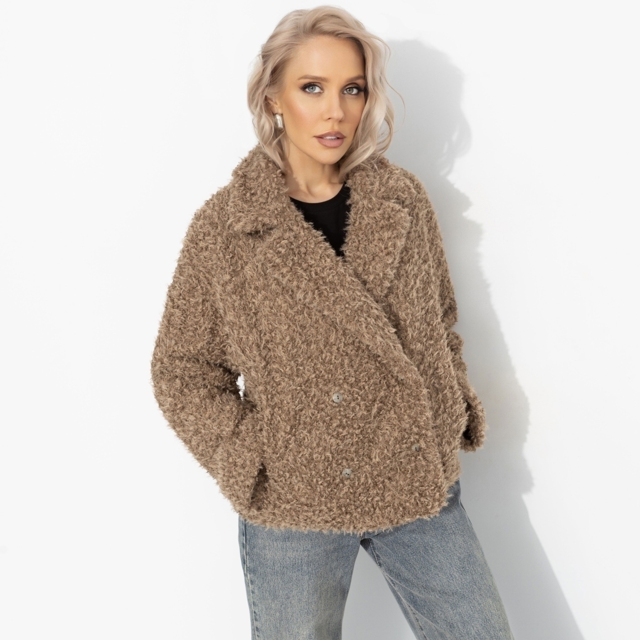 Слишком заметна (oversize, 42-48). Состав: 98% п/э, 2% спандекс