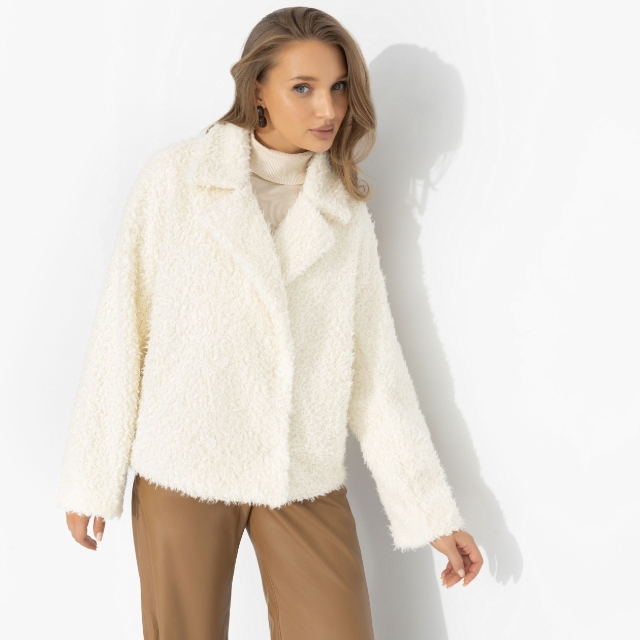 Слишком заметна (белый шоколад, oversize, 42-48). Состав: 100% п/э