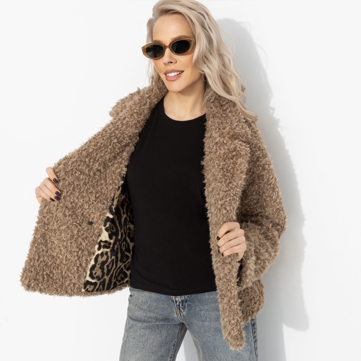 Слишком заметна (oversize, 50-56). Состав: 98% п/э, 2% спандекс