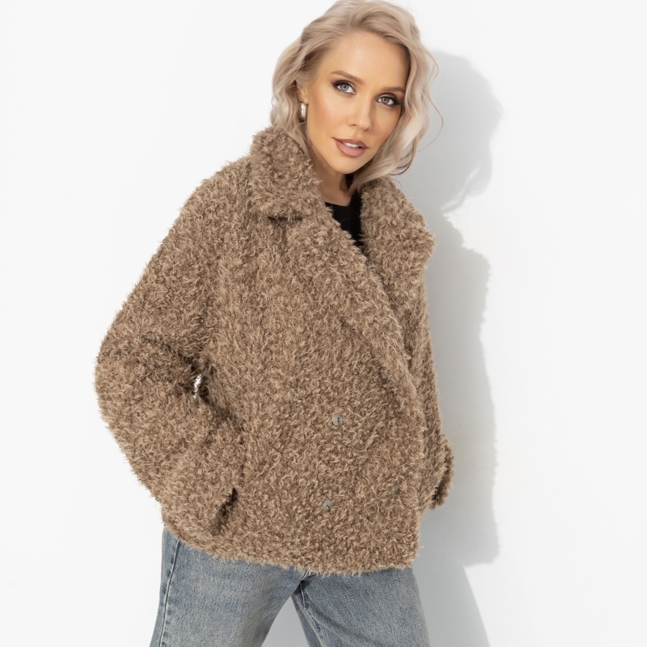 Слишком заметна (oversize, 50-56). Состав: 98% п/э, 2% спандекс