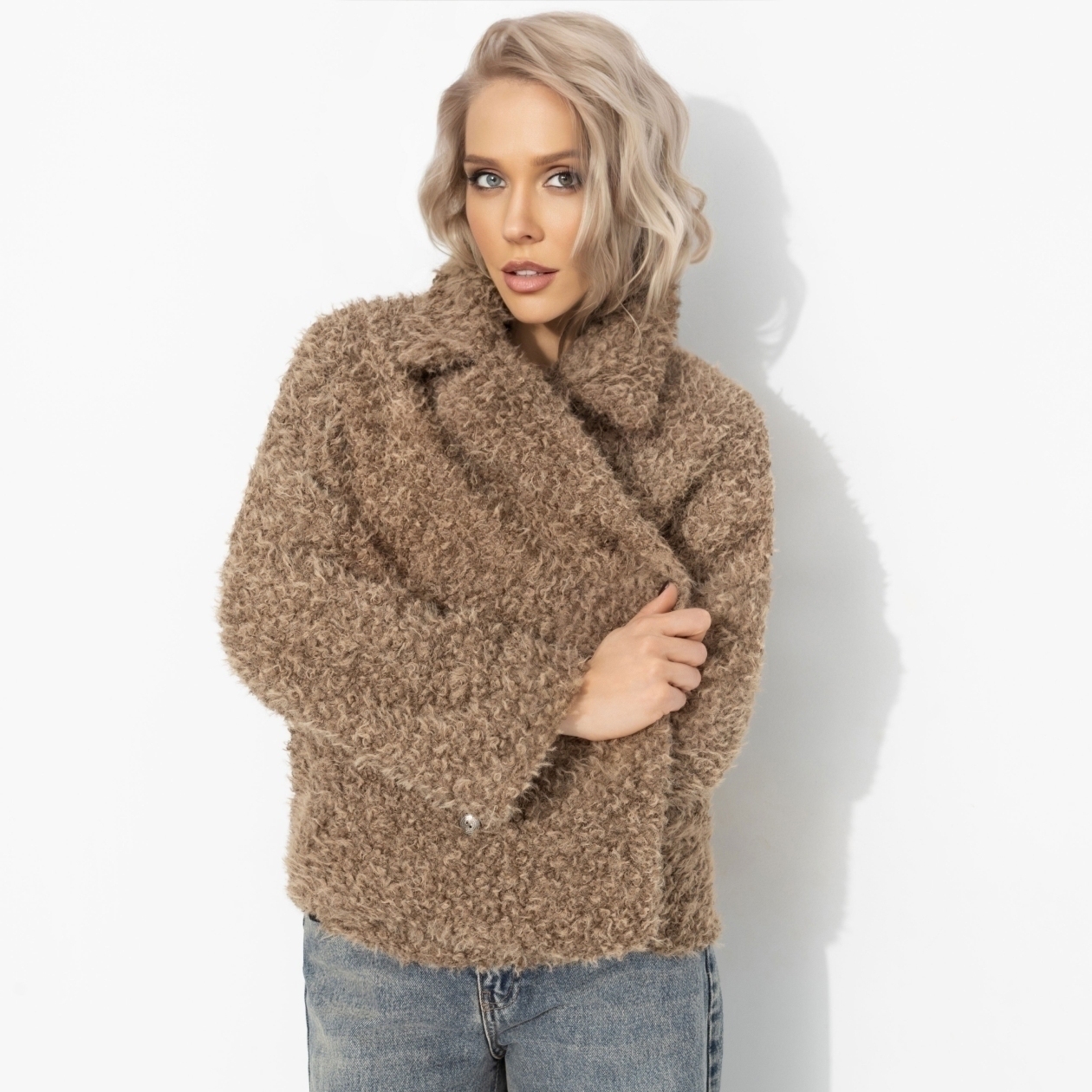 Слишком заметна (oversize, 42-48). Состав: 98% п/э, 2% спандекс