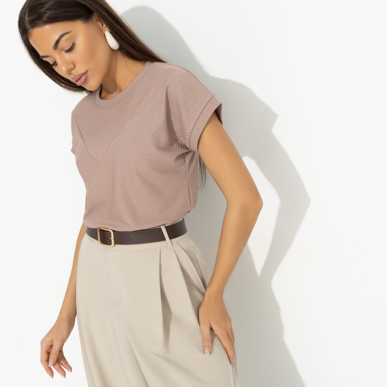 Футболка Искусство строить глазки (коричневый). Состав: 65% полиэстер, 30% вискоза, 5% спандекс