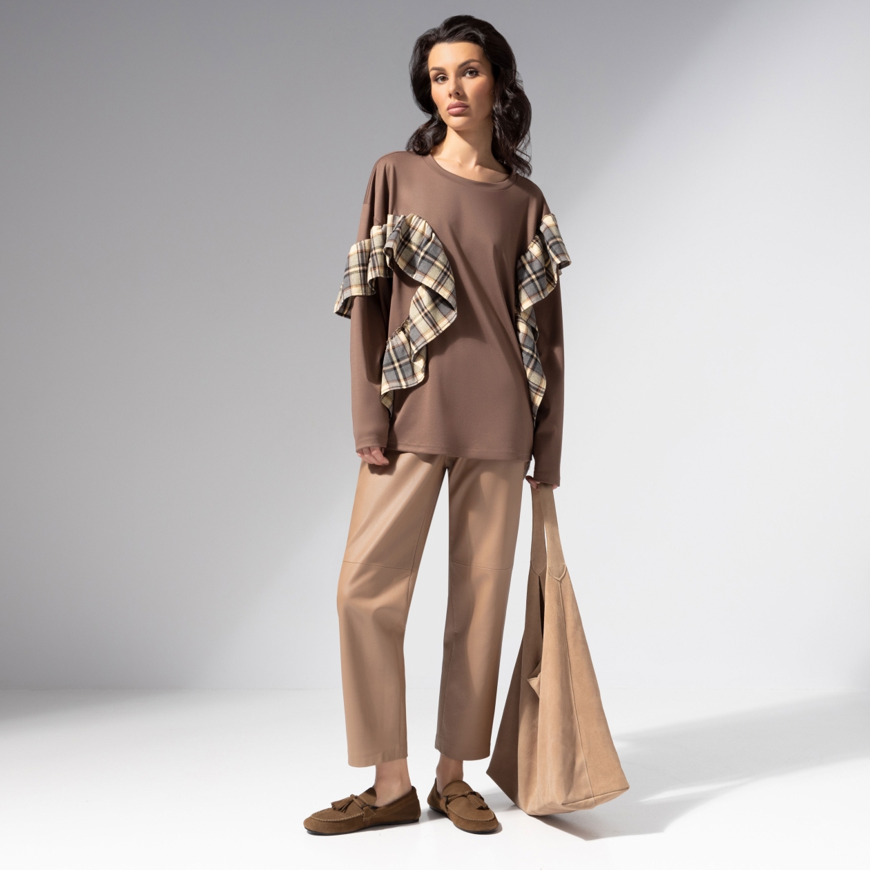 Лонгслив Гардеробная магия (коричневый). Состав: 55% полиэстер, 30% вискоза, 10% хлопок, 5% спандекс