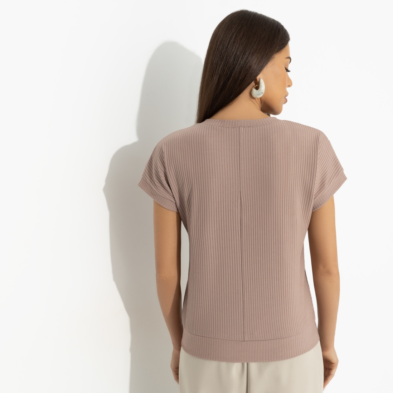 Футболка Искусство строить глазки (коричневый). Состав: 65% полиэстер, 30% вискоза, 5% спандекс