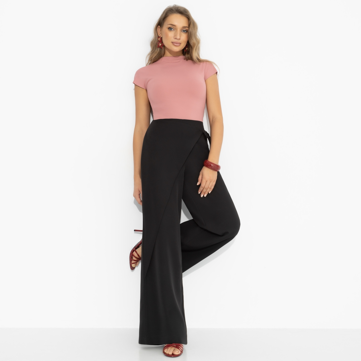 Не по шаблону. Состав: 60%  п/э, 37%  вискоза, 3% лайкра