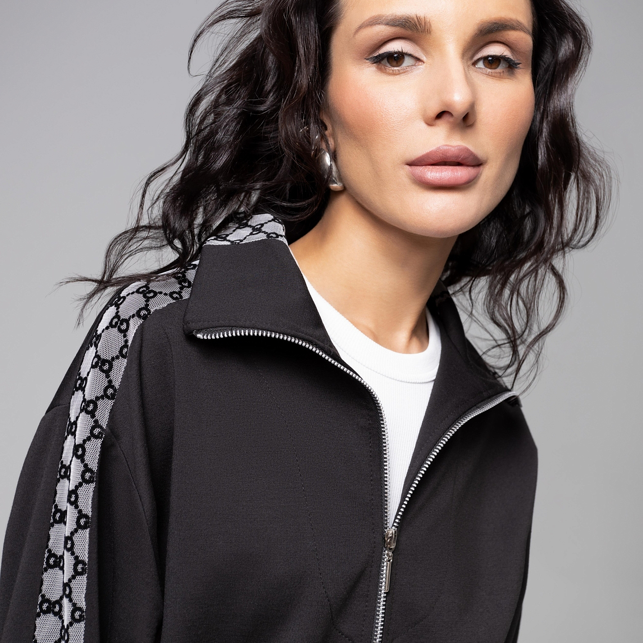 Свобода движений. Состав: 35% п/э, 30% вискоза, 30% нейлон, 5% спандекс