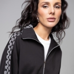 Свобода движений. Состав: 35% п/э, 30% вискоза, 30% нейлон, 5% спандекс