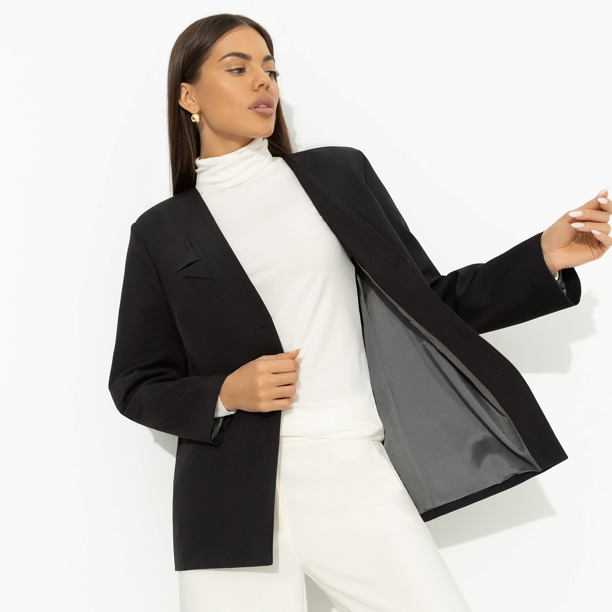 Жакет Власть в деталях (черный). Состав: 95% полиэстер, 5% эластан