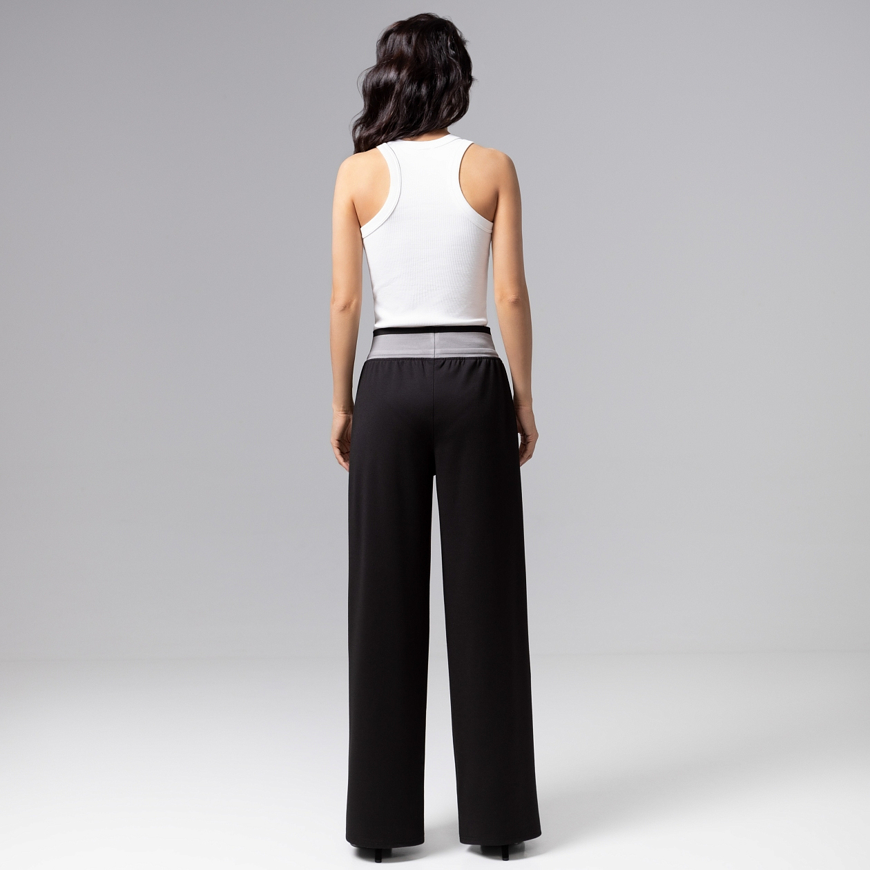 Брюки Красота в движении (чёрные). Состав: 35% п/э, 30% вискоза, 30% нейлон, 5% спандекс