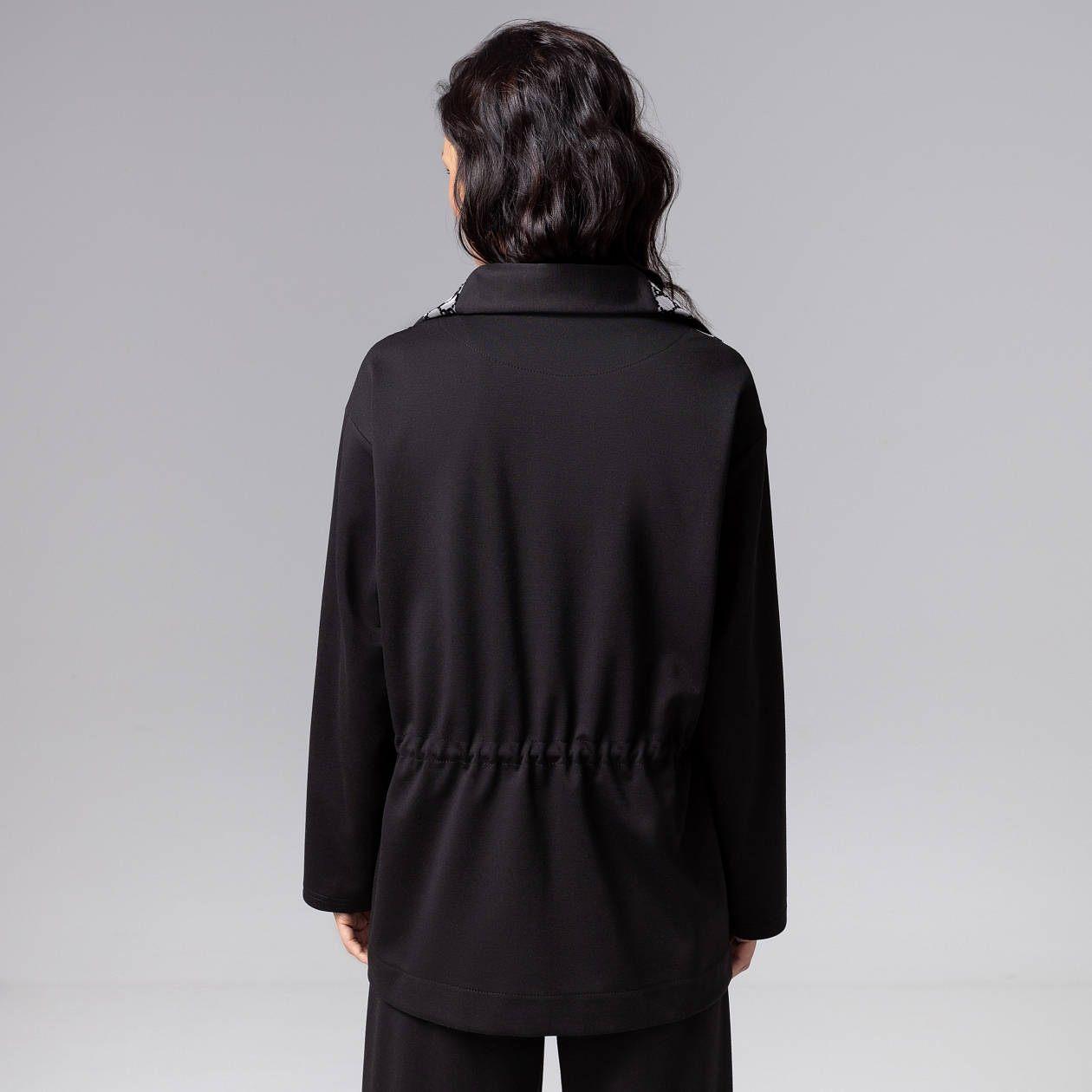 Свобода движений. Состав: 35% п/э, 30% вискоза, 30% нейлон, 5% спандекс