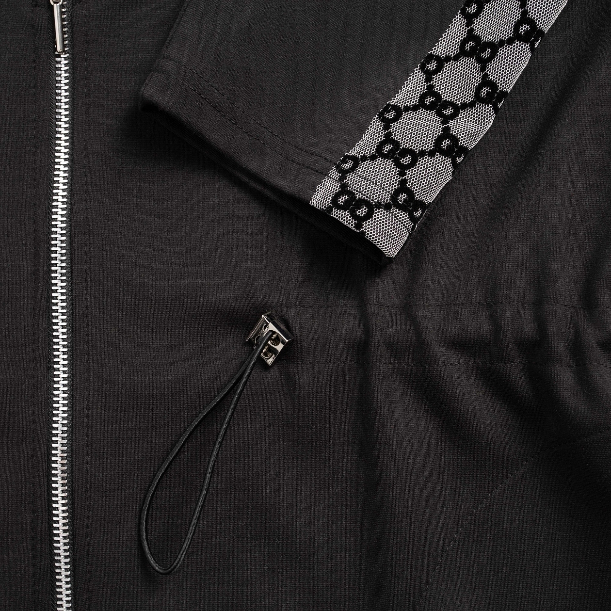 Свобода движений. Состав: 35% п/э, 30% вискоза, 30% нейлон, 5% спандекс