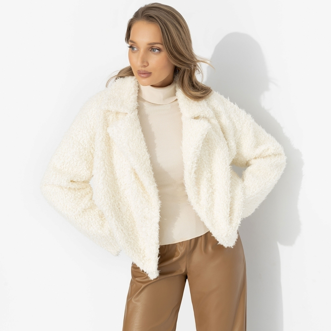 Слишком заметна (белый шоколад, oversize, 50-56, нью). Состав: 100% п/э