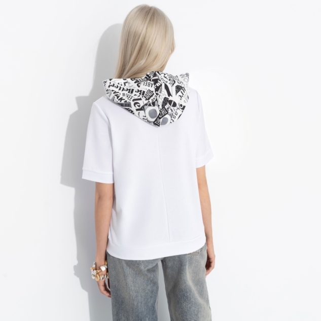 Футболка Увлечена собой (графика) 