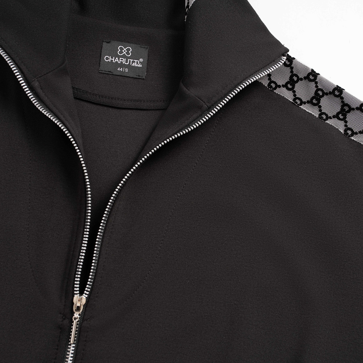 Свобода движений. Состав: 35% п/э, 30% вискоза, 30% нейлон, 5% спандекс