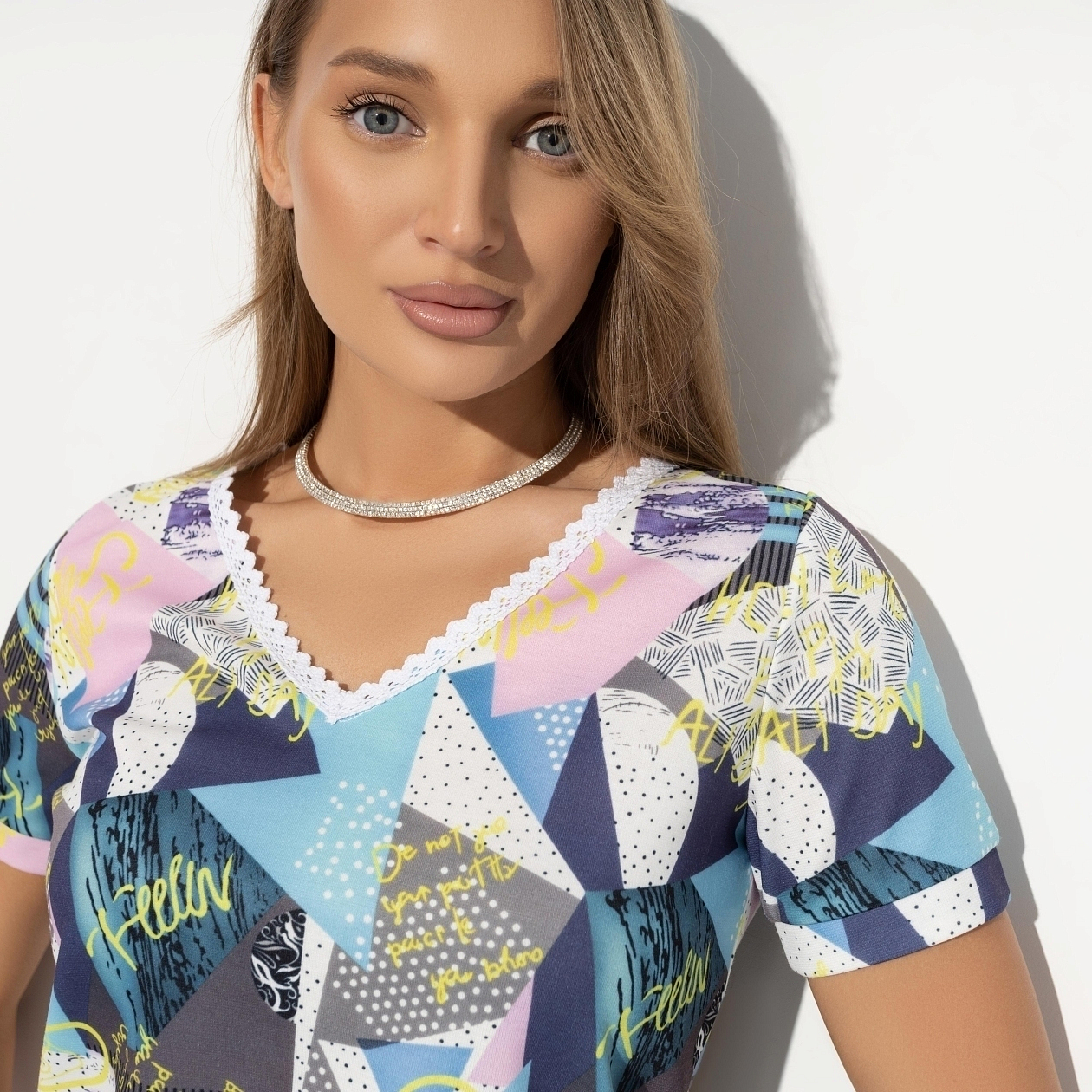 Футболка Любовь рядом (яркая). Состав: 65% п/э, 30% вискоза, 5% стрейч