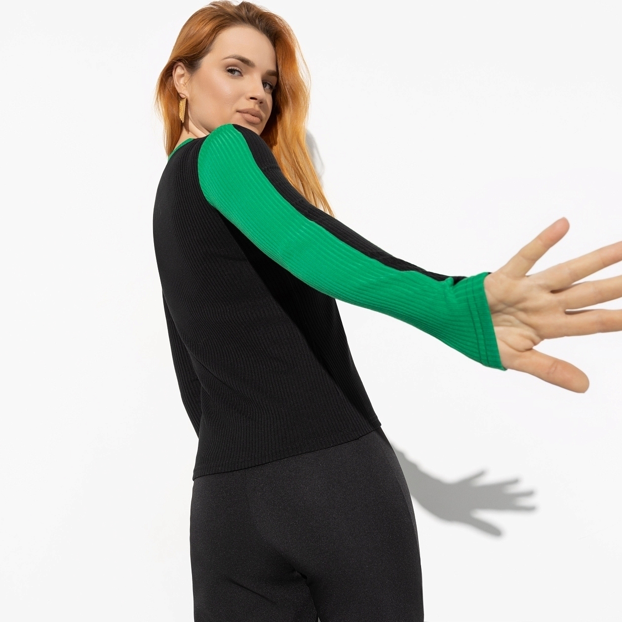 Лонгслив Образцовая леди. Состав: 65% п/э, 30% вискоза, 5% спандекс