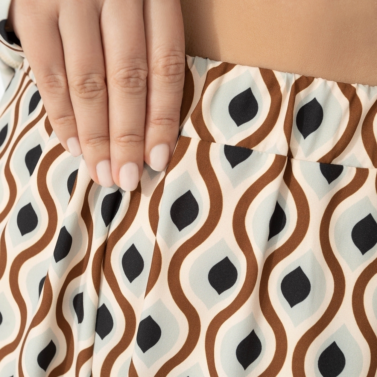 Брючный комплект Игра линий. Состав: 95% п/э, 5% эластан