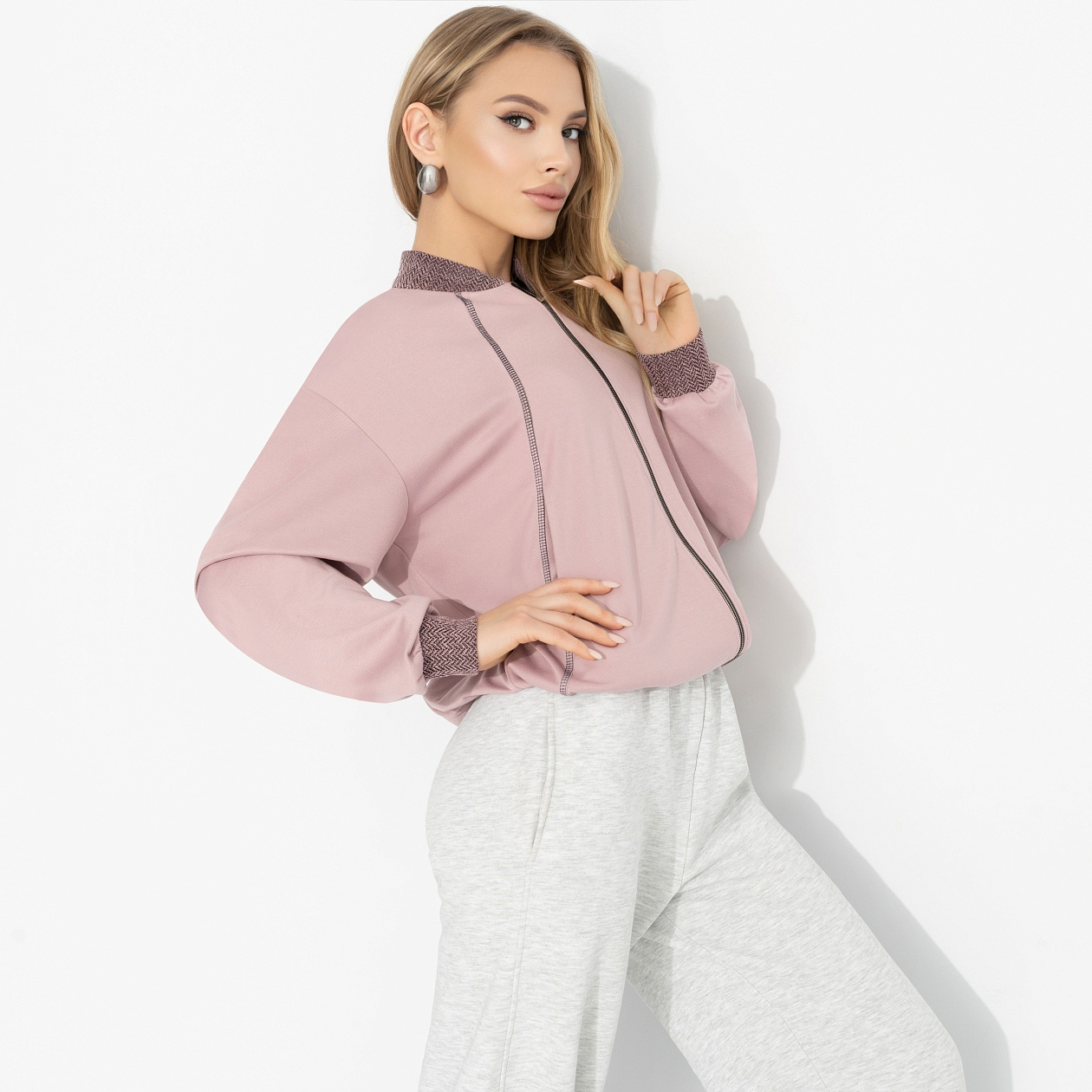 Бомбер Нас не догонят (пыльная роза). Состав: 65% п/э, 30% вискоза, 5% спандекс