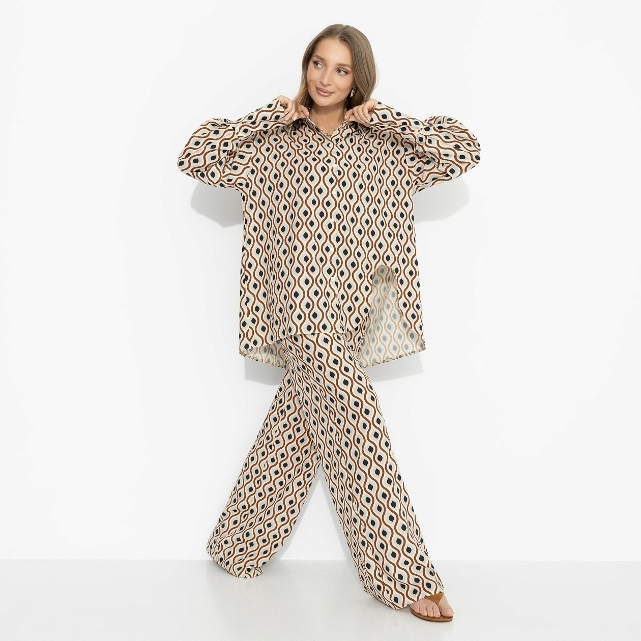 Брючный комплект Игра линий. Состав: 95% п/э, 5% эластан