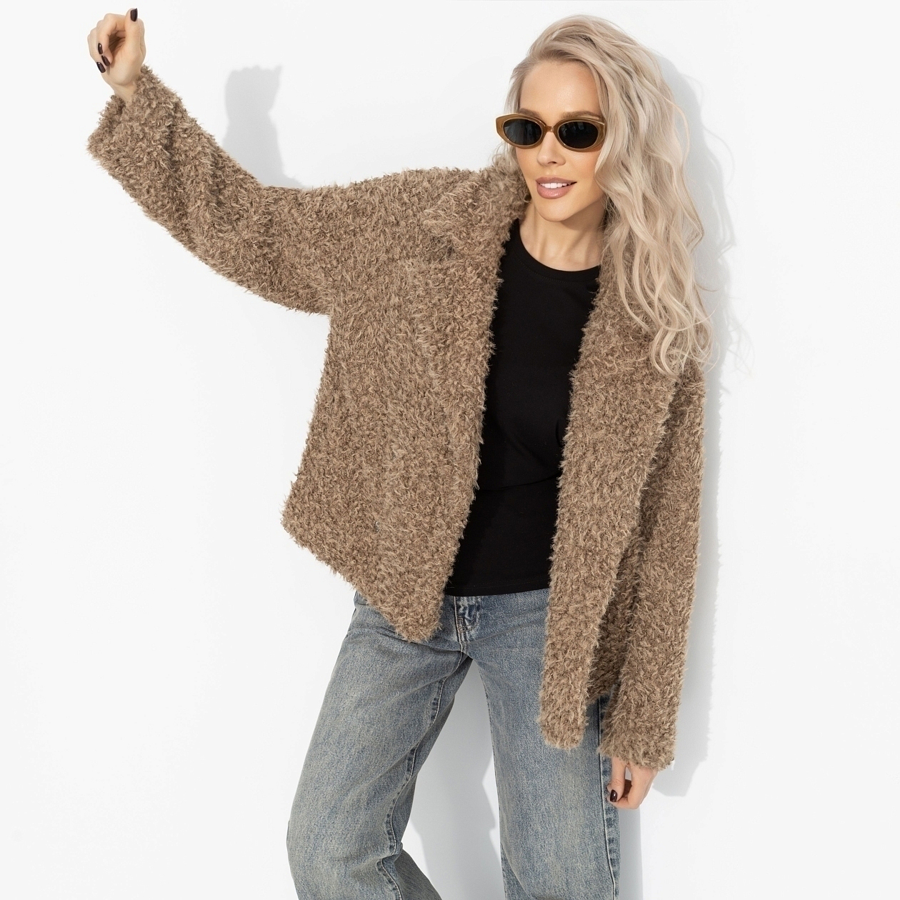 Слишком заметна (oversize, 42-48). Состав: 98% п/э, 2% спандекс