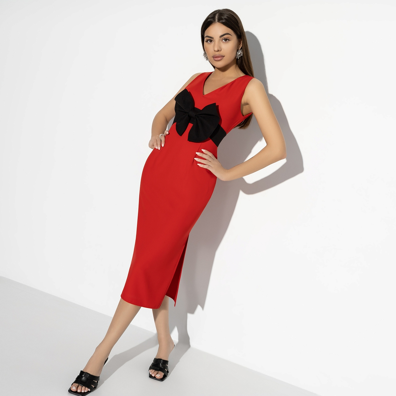 Платье-футляр Позирую как модель (с брошкой). Состав: 60% п/э, 37% вискоза, 3% спандекс