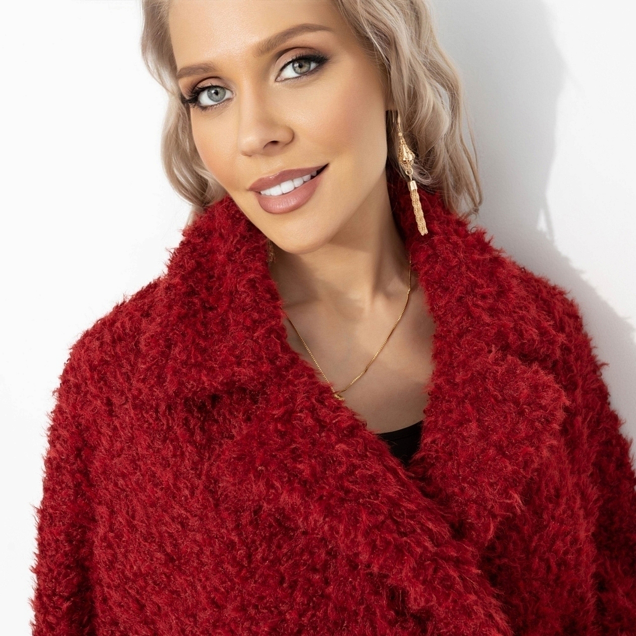 Слишком заметна (красный закат, oversize, 50-56). Состав: 98% п/э, 2% спандекс