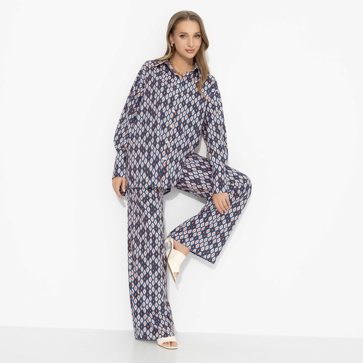 Брючный комплект Игра линий (контраст). Состав: 95% п/э, 5% эластан