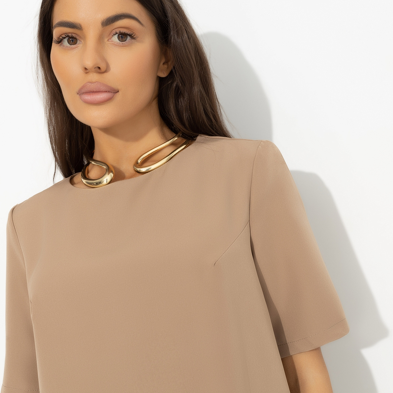 Платье Виртуальные будни (beige). Состав: 60% полиэстер, 37% вискоза, 3% спандекс