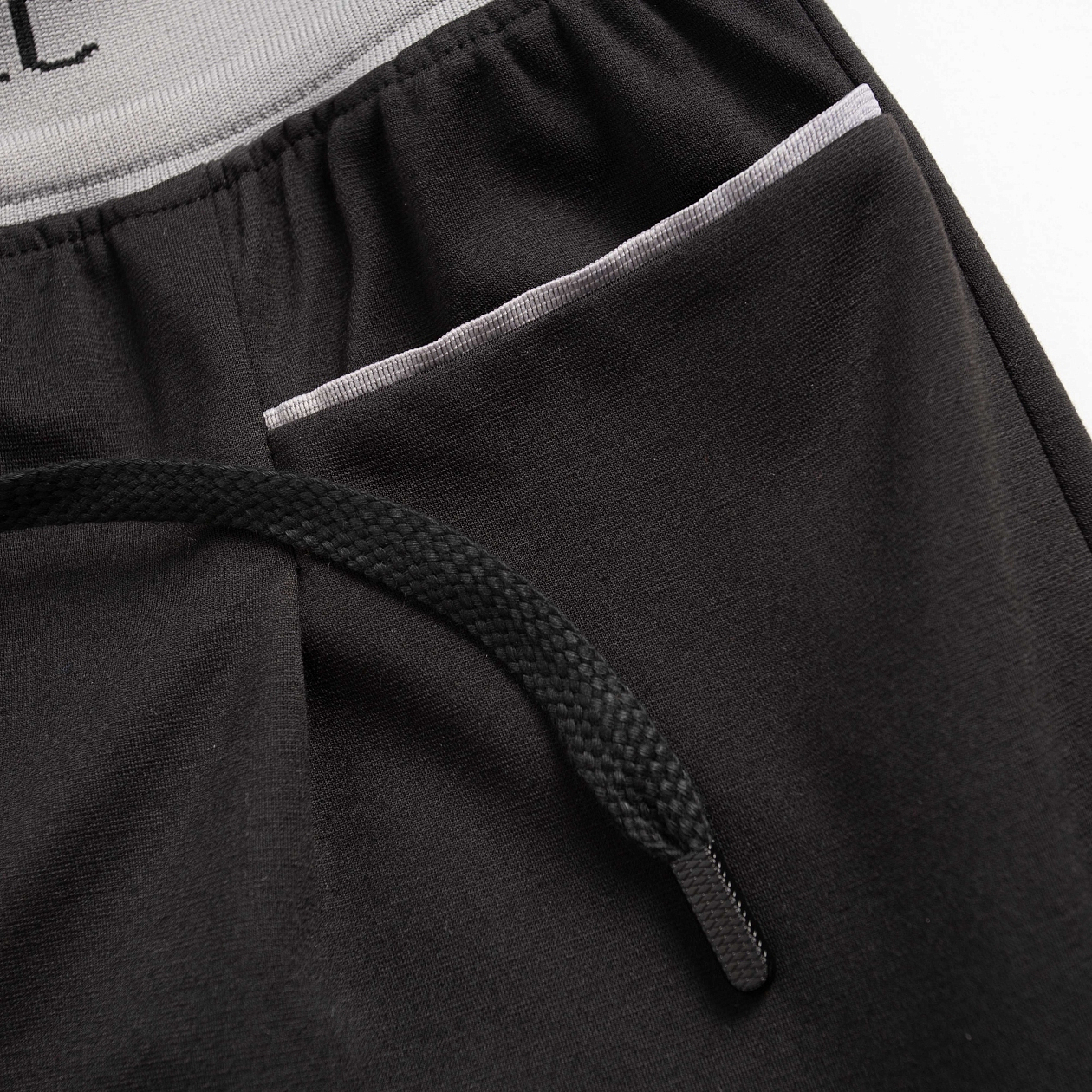 Брюки Красота в движении (чёрные). Состав: 35% п/э, 30% вискоза, 30% нейлон, 5% спандекс