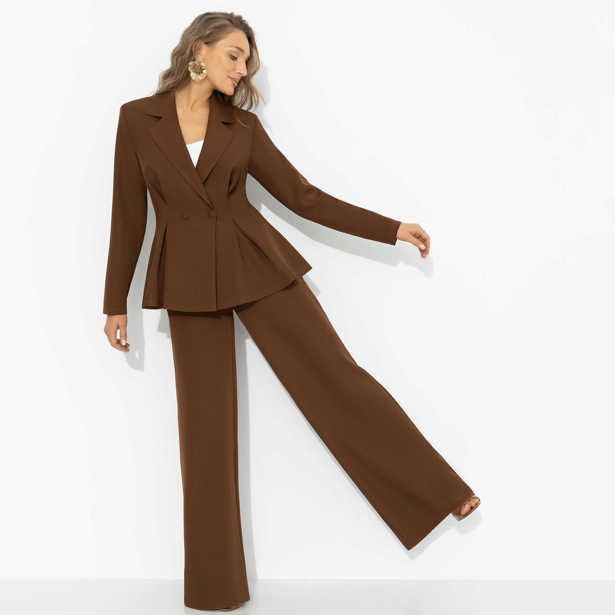 Брючный костюм Стильный коллектив. Состав: 95% полиэстер, 5% эластан