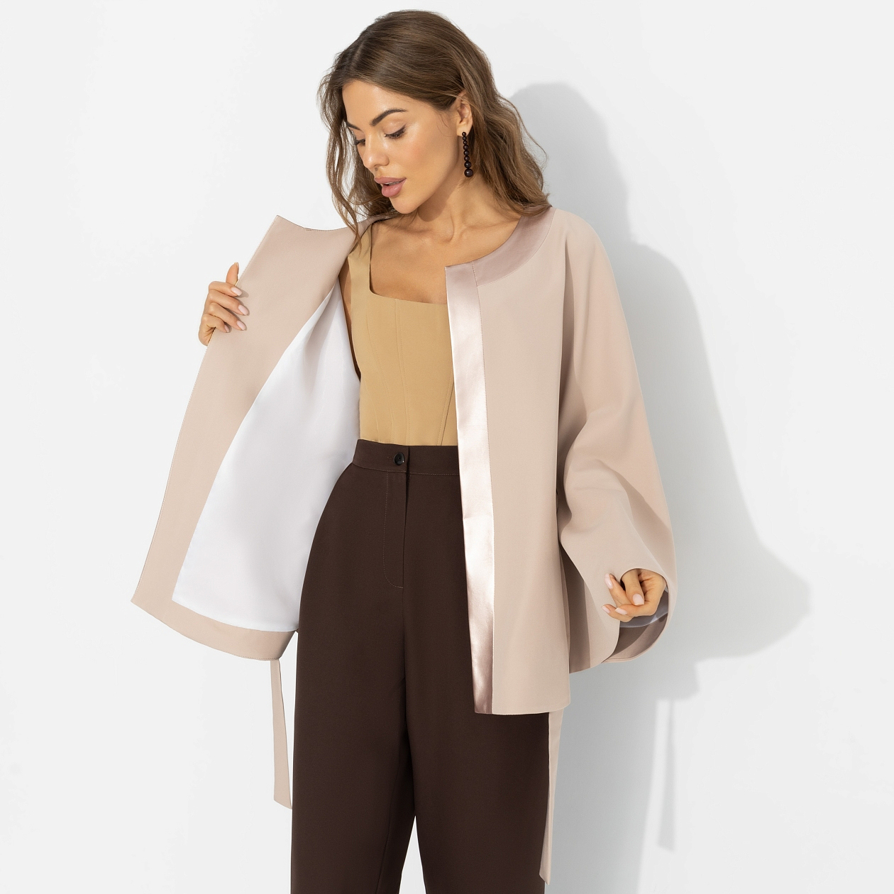 Жакет Яркий эффект (пудра, с поясом). Состав: 95% п/э, 5% эластан