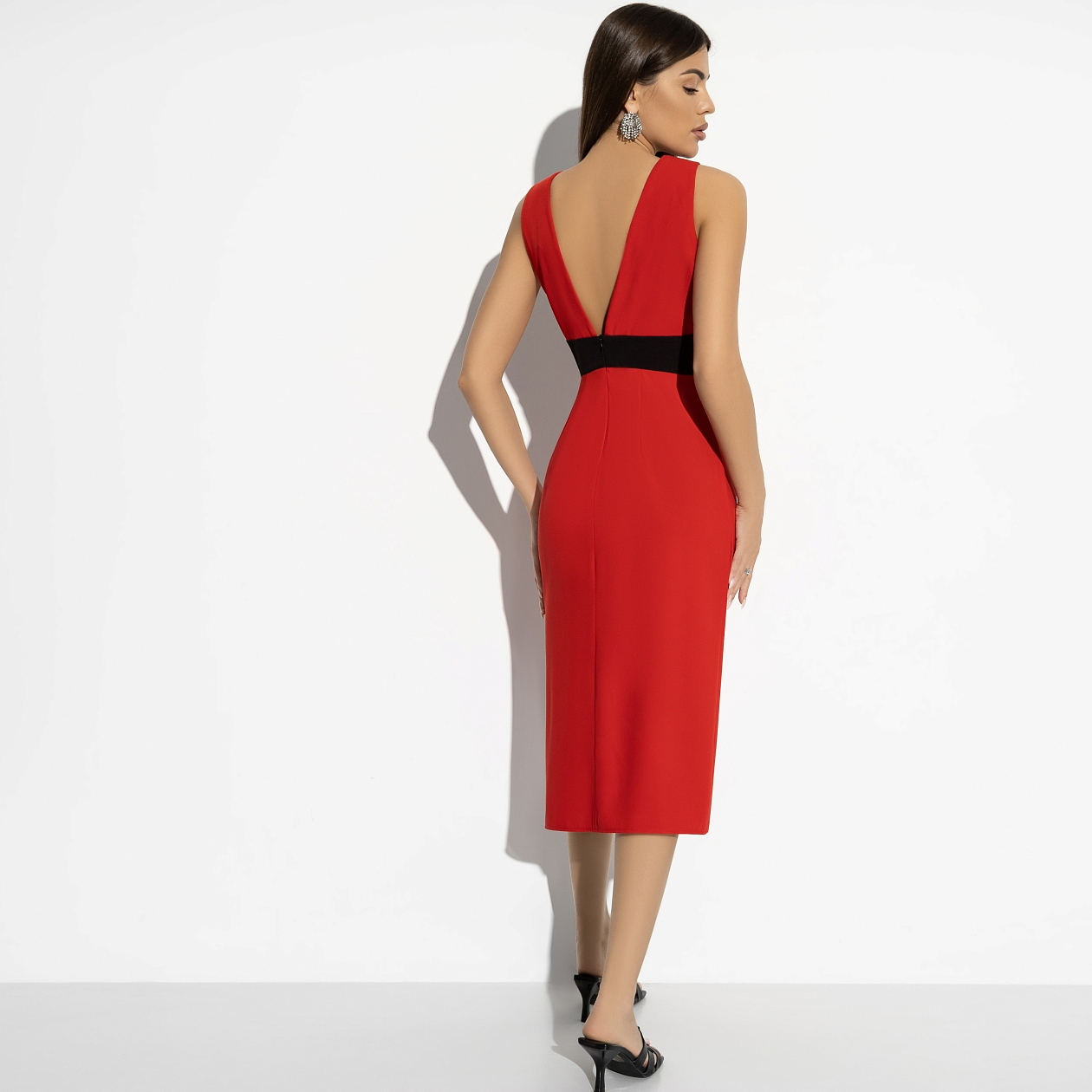 Платье-футляр Позирую как модель (с брошкой). Состав: 60% п/э, 37% вискоза, 3% спандекс