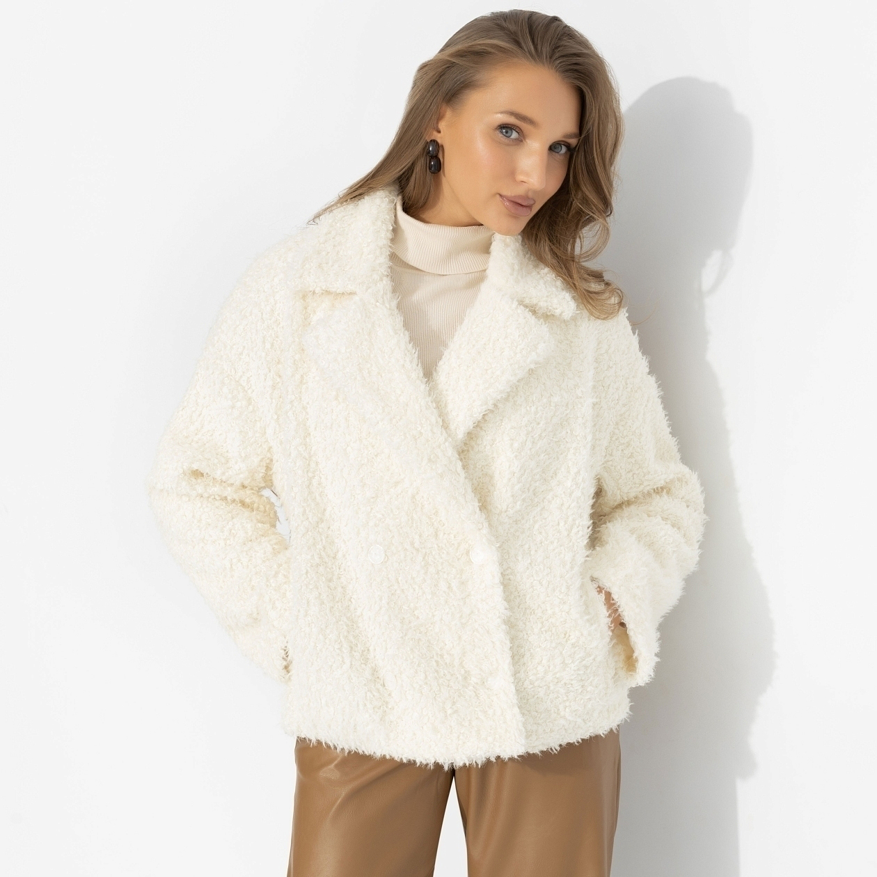 Слишком заметна (белый шоколад, oversize, 42-48, нью). Состав: 100% п/э