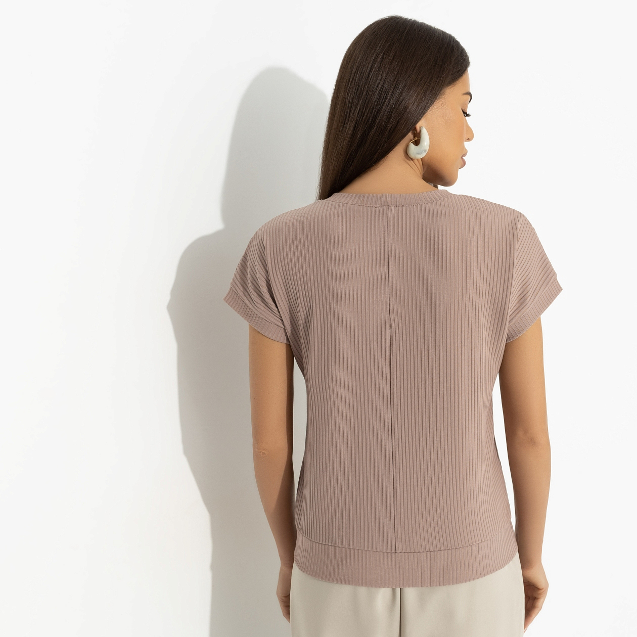 Футболка Искусство строить глазки (коричневый). Состав: 65% полиэстер, 30% вискоза, 5% спандекс