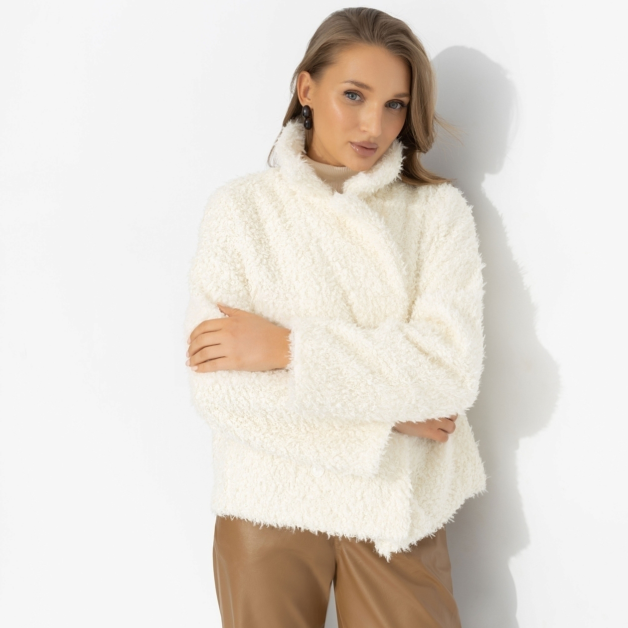 Слишком заметна (белый шоколад, oversize, 42-48). Состав: 100% п/э