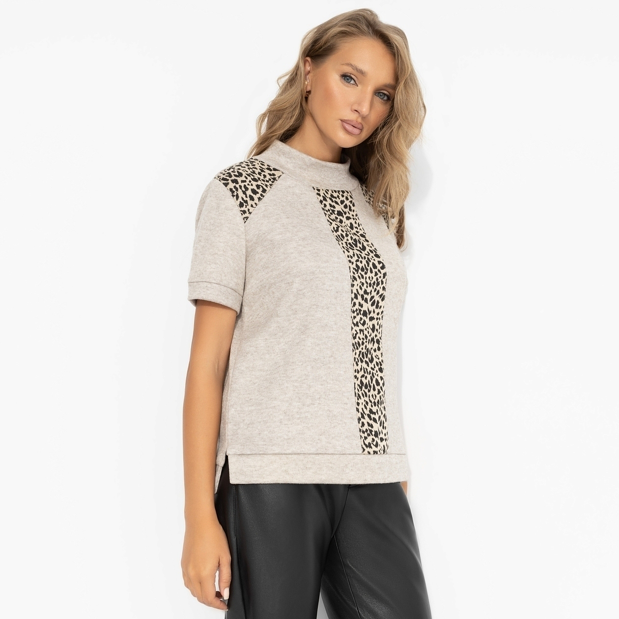 Водолазка Фирменное приветствие (бежевая). Состав: 46% вискоза, 28% п/э, 21% нейлон, 5% спандекс