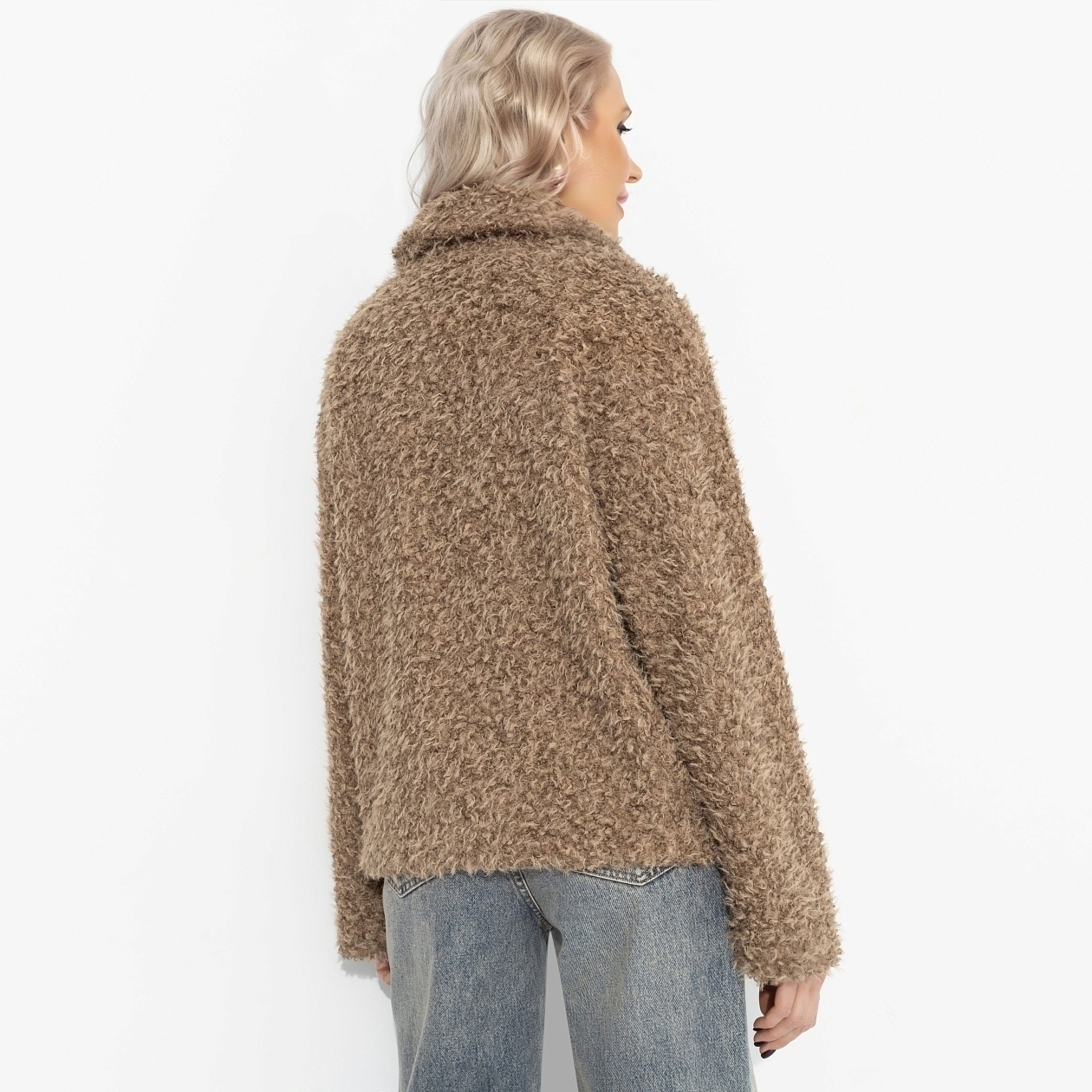 Слишком заметна (oversize, 42-48). Состав: 98% п/э, 2% спандекс