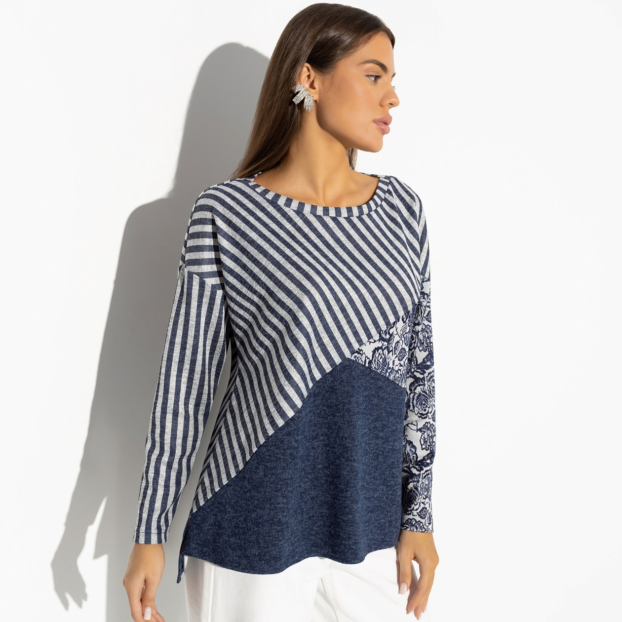 Туника Геометрия стиля (неповторимая). Состав: 65% п/э, 30% вискоза, 4% эластан, 1% мет. нить