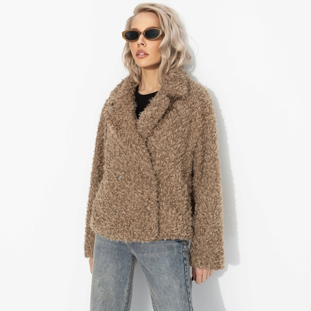 Слишком заметна (oversize, 50-56). Состав: 98% п/э, 2% спандекс