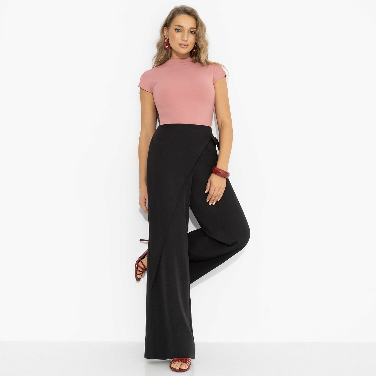 Брюки Не по шаблону. Состав: 60%  п/э, 37%  вискоза, 3% лайкра