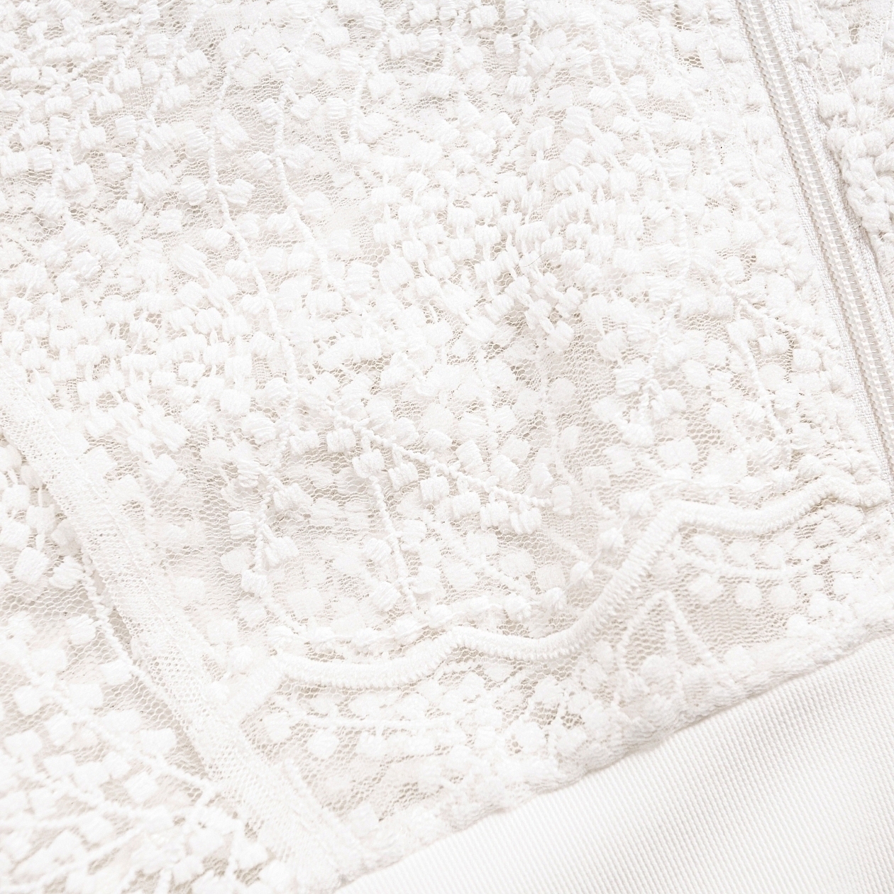 Бомбер Секрет смелости (белоснежный). Состав: 95% полиэстер, 5% спандекс