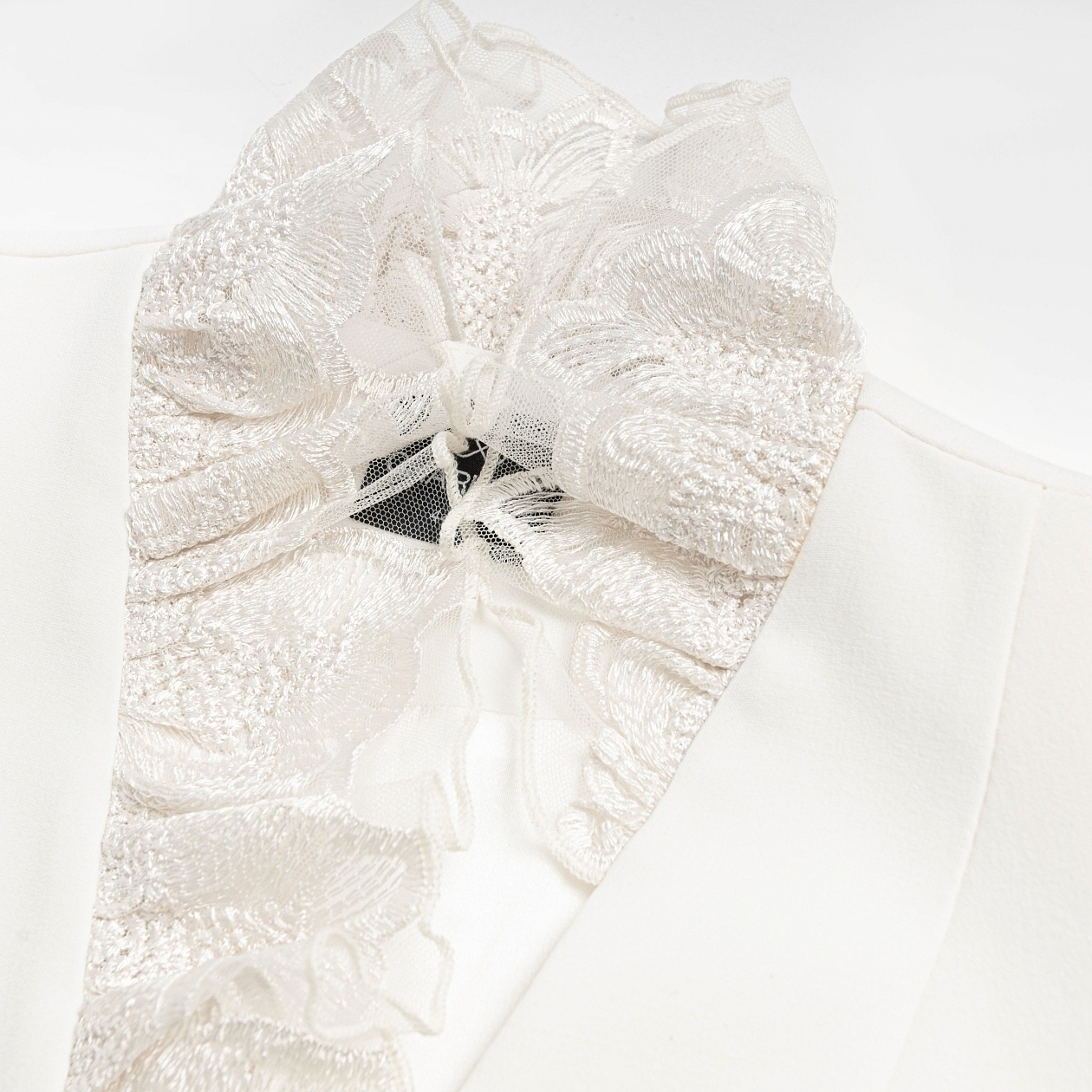 Жакет Сидит идеально (молочный). Состав: 75% п/э, 20% вискоза, 5% спандекс