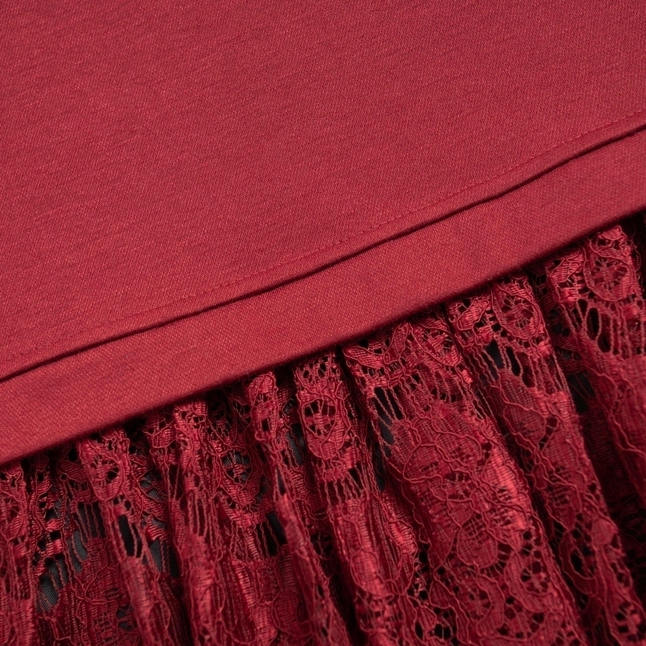 Платье История в кружевах (бордо). Состав: 65% полиэстер, 30% вискоза, 5% спандекс