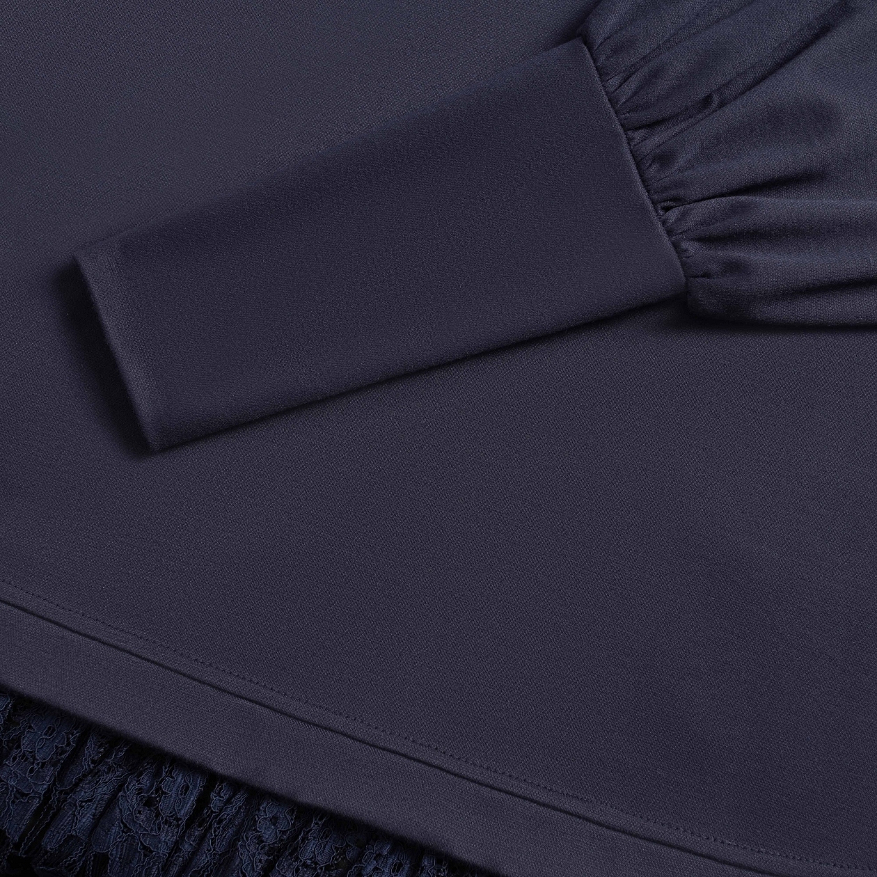 Платье История в кружевах. Состав: 65% полиэстер, 30% вискоза, 5% спандекс